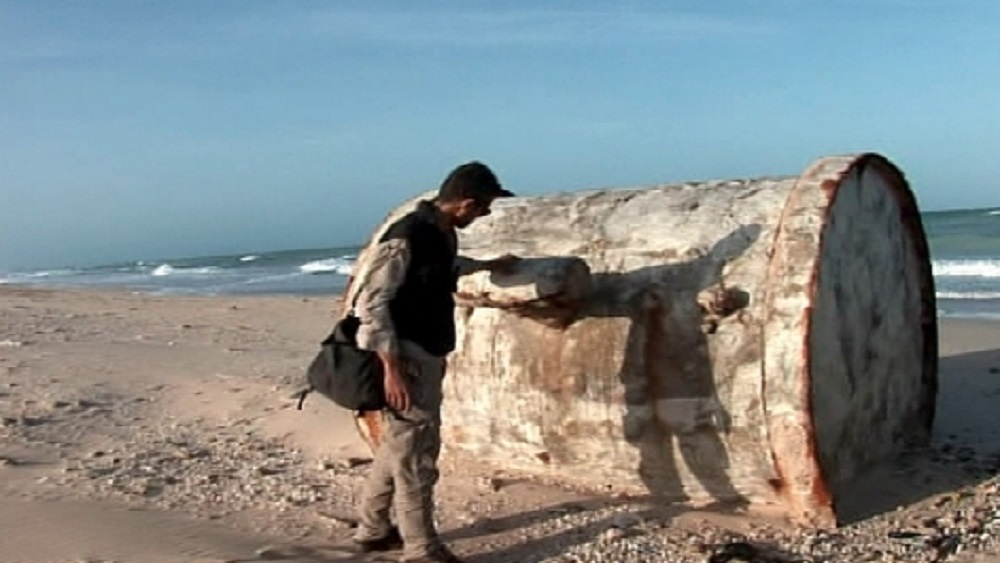 ১৯৯১ সালে সোমালিয়ায় সরকার ব্যবস্থা ভেঙে পড়ার পর সোমালিয়ার জলসীমায় বহু ইউরোপীয় জাহাজ রহস্যজনক ভাবে ঘোরাফেরা করতে শুরু করে। সোমালিয়া উপকূলের কাছে বিরাট বিরাট ব্যারেল ফেলতে থাকে তারা। জলের তোড়ে ভেসে আসা ওই সব ব্যারেলে তেজস্ক্রিয় বর্জ্য পদার্থ থাকত।