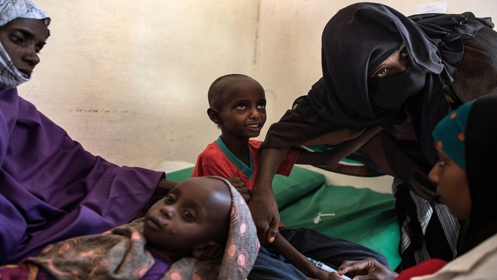 এই সব বর্জ্য পদার্থের সংস্পর্শে এসে সোমালিয়ার উপকূলবাসীরা অসুস্থ হয়ে পড়তে শুরু করেন। নানা রকম অদ্ভুত রোগ দেখা দেয় তাঁদের মধ্যে। এমনকি গর্ভবতীরা বিকলাঙ্গ সন্তানের জন্ম দিতে শুরু করেন।