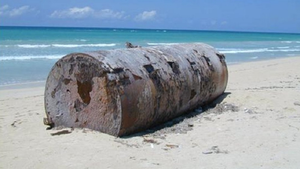 ২০০৫ সালে সুনামির পর এই রকম হাজার হাজার ব্যারেলে ভরে যায় সোমালিয়ার উপকূল অঞ্চল। জানা যায়, ইউরোপের বিভিন্ন হাসপাতাল ও কারখানা থেকে ইতালীয় মাফিয়াদের হাত ঘুরে ওই সব বর্জ্য পদার্থ সোমালিয়ার উপকূলে খালাস করা হচ্ছিল, যার মধ্যে সীসা, ক্যাডমিয়ামের মতো ক্ষতিকারক পদার্থ ছিল। এগুলি সোমালিয়ার উপকূল এলাকার জলে মিশতে থাকে।