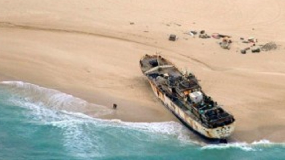 এতে স্থানীয় জেলেরা জীবিকাহীন হয়ে পড়তে থাকেন। ধীরে ধীরে তাঁরা নিজেরাই এই লুঠ রুখতে তৎপর হন। বেআইনি ভাবে ইউরোপীয় দেশ থেকে যে সমস্ত জাহাজ তাদের উপকূল থেকে মাছ ধরে নিয়ে যাচ্ছিল এবং ক্ষতিকারক বর্জ্য ফেলে উপকূলকে দূষিত করছিল, তাদের তাড়াতে সোমালিয়ার উপকূলের অধিবাসীদের একাংশ ছোট ছোট নৌকো এবং স্পিডবোট নিয়ে নিজেরাই জলে নেমে পড়েন।