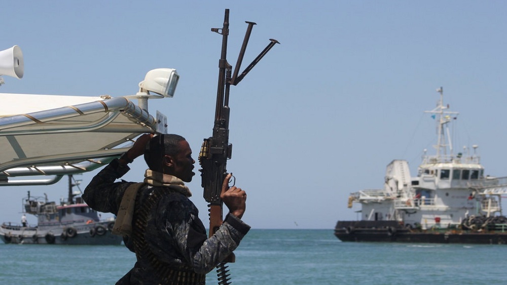 আর তাতেই আত্মবিশ্বাস বেড়ে যায় তাঁদের। এ ভাবে জাহাজ তাড়ানোর চেয়ে সেগুলিকে ছিনতাই করে মুক্তিপণ আদায়ই সহজ বলে মনে হয় তাঁদের একাংশের। সেই মতো হাতে অস্ত্র তুলে নেন তাঁরা। সেখান থেকেই আধুনিক সোমালিয়ার জলদস্যুদের উত্থান।