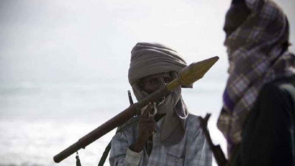 ২০০০ সাল থেকে আন্তর্জাতিক রুটে চলাচলকারী জাহাজগুলির জন্য রীতিমতো বিভীষিকা হয়ে ওঠে এই জলদস্যু দলগুলি। বিদেশি পণ্যবাহী জাহাজ ছিনতাই করে মুক্তিপণের মাধ্যমে টাকা রোজগার করতে শুরু করে তারা।