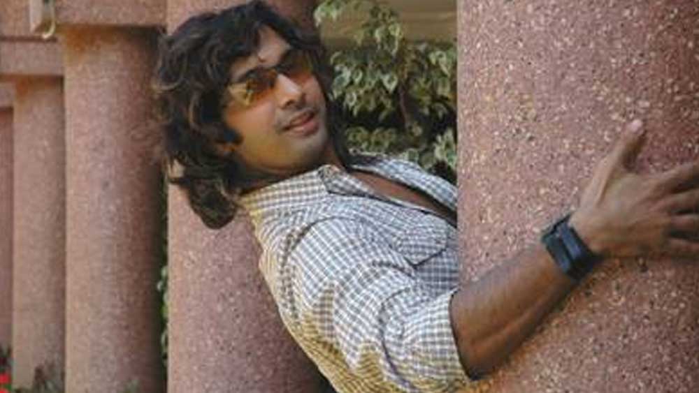 টিফিন ব্রেক শেষ হয়ে গেলে সেই খাবার নিতে যেতেন তিনি। বন্ধুদের লুকিয়ে খাবার খেয়েই আবার ক্লাস করতে চলে যেতেন।