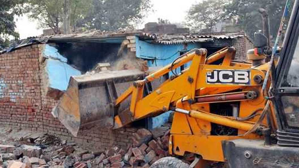 তাঁর দাদার বিয়ে উপলক্ষে তাঁদের ওই এক কামরার ঘিঞ্জি ঘরের উপর একটি ঘর বানানো হয়েছিল। কিন্তু বিয়ের ঠিক কয়েক দিন আগেই বৃহন্মুম্বই মিউনিসিপাল কর্পোরেশন থেকে সে ঘর ভেঙে দেওয়া হয়। কারণ ওই ভাবে ঘরের উপর ঘর তোলা ছিল আইনত অপরাধ।