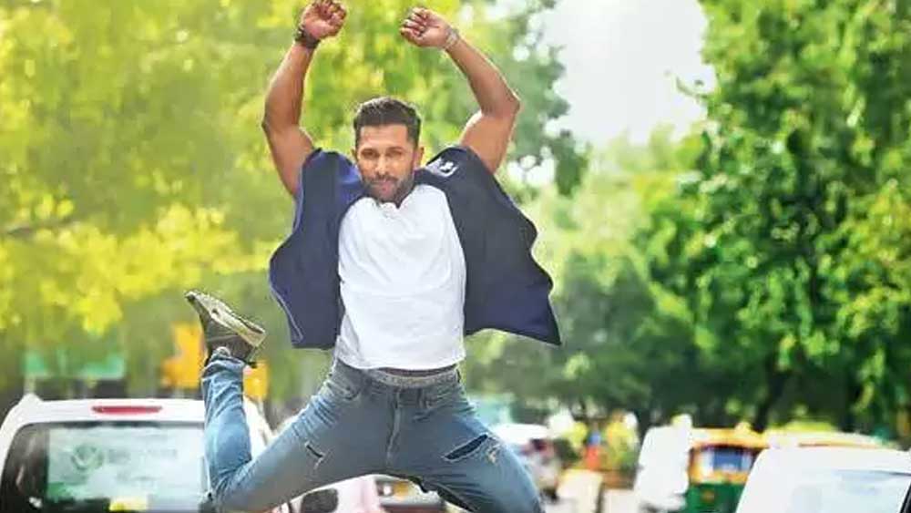 সময় নষ্ট না করে চলে যান মুম্বইয়ে পরভেজের ডান্স অ্যাকাডেমিতে। এ দিকে হাতে পয়সা নেই। বাড়ি থেকেও চাইতে পারবেন না। জানতেন, চাইলেও পাবেন না। এই অবস্থায় তাঁকে একটি শর্ত দেন পারভেজ।