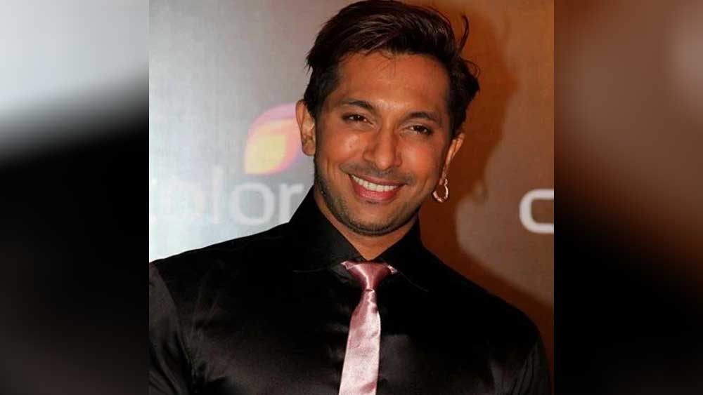 তিনি বলেন, প্রতি দিন যদি নাচের ক্লাস পরিষ্কার রাখার দায়িত্ব টেরেন্স নেন, তবে তাঁকে বিনামূল্যে নাচের শিক্ষা দিতে পারেন তিনি। এককথায় রাজি হয়ে যান টেরেন্স। শুরু হয় তাঁর নৃত্য প্রশিক্ষণ। এই প্রথম গুরু পান তিনি।