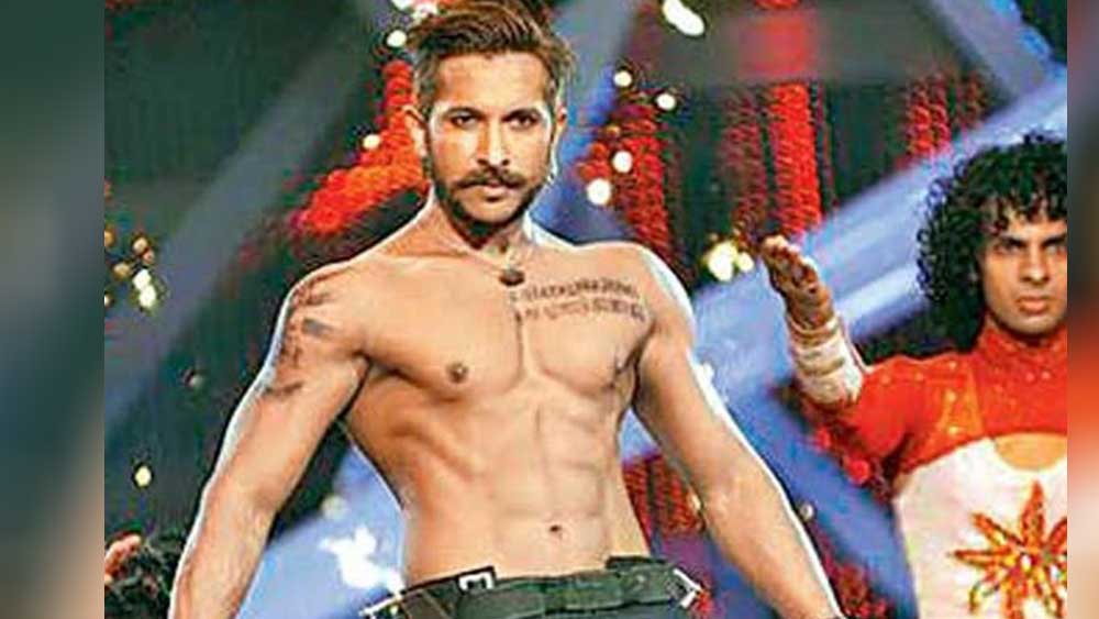 পরভেজের কাছে ক্লাস করে তিনি তো অবাক। অচিরেই বুঝতে পারলেন নাচতে হয়তো তিনি জানতেন কিন্তু তাতে ‘টেকনিক’ সঠিক ছিল না। শিখতে লাগলেন টেরেন্স।