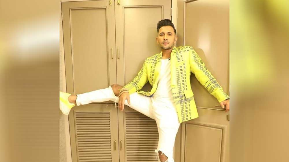 এ দিকে স্কুলের পাঠ প্রায় শেষ। কলেজে উঠলে নিজের দায়িত্ব যে নিজেকেই নিতে হবে তা অনেক দিন আগেই বলে দিয়েছিলেন তাঁর বাবা। বাড়ি বাড়ি গিয়ে নাচের প্রশিক্ষণ দিতে থাকেন তিনি। পকেটমানিও উঠে আসতে থাকে। ভর্তি হন মুম্বইয়ের সেন্ট জেভিয়ার্স কলেজে।