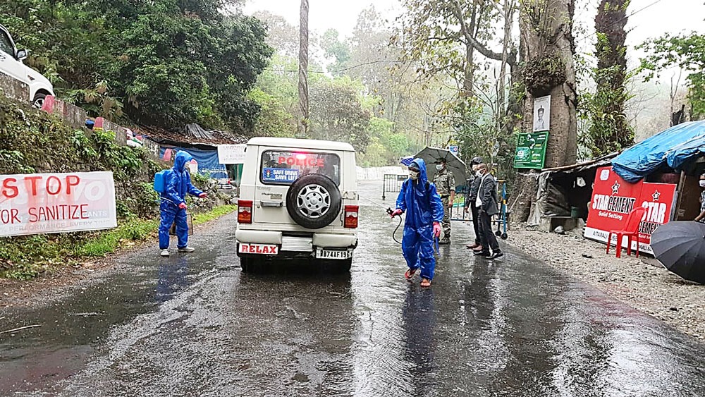 সতর্ক: পাহাড়গামী প্রতিটি গাড়ি এ ভাবে রোজ স্যানিটাইজ় করার  কাজ চলছে। নিজস্ব চিত্র