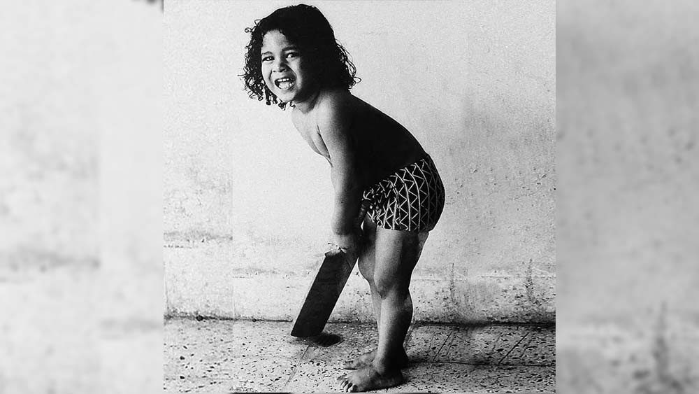 ইনি ভারতের ক্রিকেট ঈশ্বর। টেস্ট ও আন্তর্জাতিক ক্রিকেটে সর্বোচ্চ রানের অধিকারী। আন্তর্জাতিক ক্রিকেটে সব থেকে বেশি সেঞ্চুরির রেকর্ড এখনও তাঁর দখলেই রয়েছে।