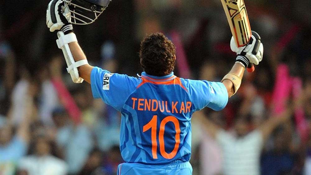 ইনি সচিন তেন্ডুলকর। ক্রিকেট ছেড়ে দেওয়ার পরও যার নেমে উদ্বেলিত হয় আসমুদ্র হিমাচল। ভারতের জার্সিতে ২০০টি টেস্টের পাশাপাশি খেলেছেন ৪৬৩টি একদিনের আন্তজার্তিক ম্যাচ।