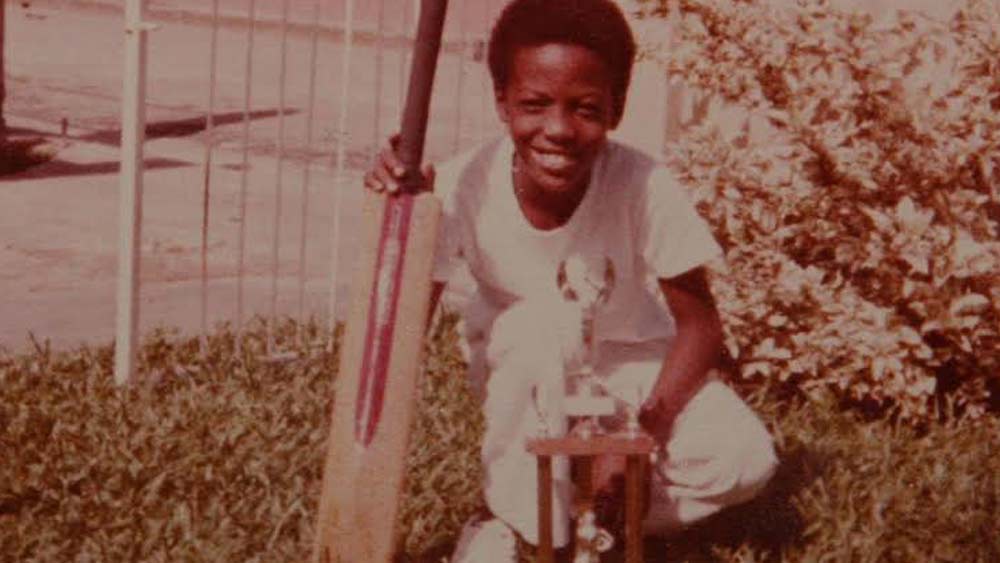 টেস্ট ক্রিকেটের একটি ইনিংসে সর্বোচ্চ রানের রেকর্ড এখনও তাঁর দখলে। বাঁ-হাতি এই ব্যাটসম্যানের টেস্ট ও এক দিনের আন্তর্জাতিক রয়েছে দশ হাজারের বেশি রান।