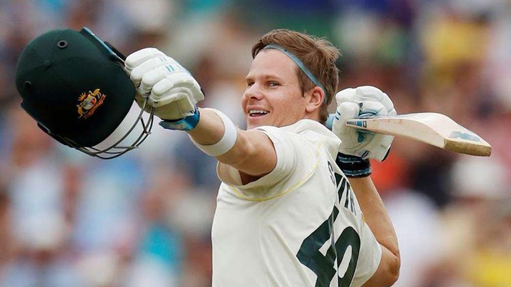 ইনি স্টিভ স্মিথ। ৭৩টি টেস্ট ম্যাচ খেলে করেছেন সাত হাজার ২২৭ রান। আন্তর্জাতিক ক্রিকেটে করেছেন চার হাজার ১৬২ রান।