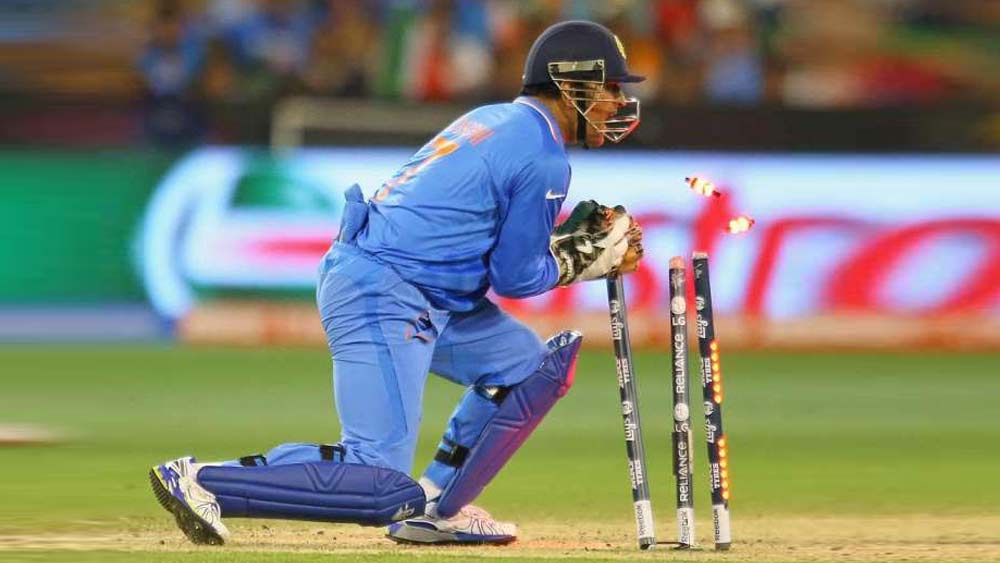 ইনি মহেন্দ্র সিংহ ধোনি। ২০১১তে তাঁর নেতৃত্বে বিশ্বকাপ জেতে ভারত। টেস্ট ক্রিকেট থেকে ইতিমধ্যেই অবসর নিয়েছেন। তবে বর্তমানে বেশ কিছু দিন জাতীয় দলের বাইরে রয়েছেন।