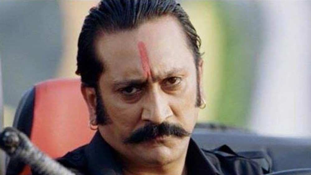 বাড়িতে নিজের ইচ্ছের কথা জানালেন তিনি। কিন্তু সবাই তাঁকে ভুল বুঝলেন। পরিবারের মনে হল, মুকেশ লেখাপড়া থেকে পালাতে চাইছেন। কারণ ডাক্তার বা ইঞ্জিনিয়ার হওয়ার যোগ্যতা তাঁর নেই।