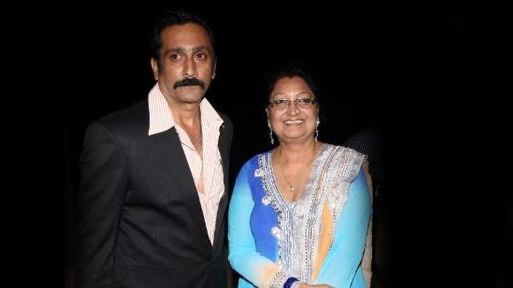 এর পর এক অর্কেস্ট্রা দলে যোগ দিলেন মুকেশ। তিনি দলের সঙ্গে ঘুরে ঘুরে শো করে বেড়াতেন। কিন্তু বাড়ির লোক অত কথা জানতেন না। এক দিন মুকেশ দেখলেন, তাঁর শো-এর দর্শকাসনে বসে আছেন তাঁরই পরিবারের সদস্যরা।