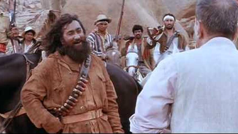 এর পর মুকেশ ভেবেছিলেন তাঁকে হয়তো তীব্র উপহাসের মুখে পড়তে হবে। কিন্তু এ বার তাঁর মা তাঁর পাশে দাঁড়ালেন। সমর্থন করলেন ছেলের স্বপ্নপূরণের ইচ্ছেকে। মায়ের কথাতেই দিল্লির ন্যাশনাল স্কুল অব ড্রামায় ভর্তি হওয়ার আবেদন করলেন মুকেশ।