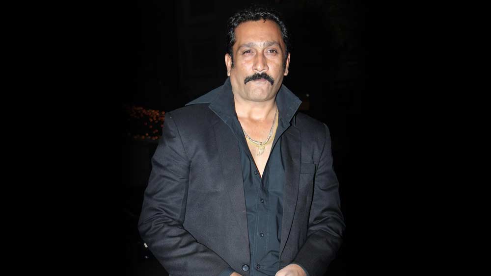 কিন্তু চূড়ান্ত ধাপে গিয়ে আটকে গেলেন। জানতেন না ‘ইম্প্রোভাইজ’ শব্দের অর্থ। অপমানিত ও আহত মুকেশ সগরের ট্রেন ধরলেন। কিন্তু বাড়ি গেলেন না। সোজা লাইব্রেরি গিয়ে পড়াশোনা করলেন নাটক নিয়ে।