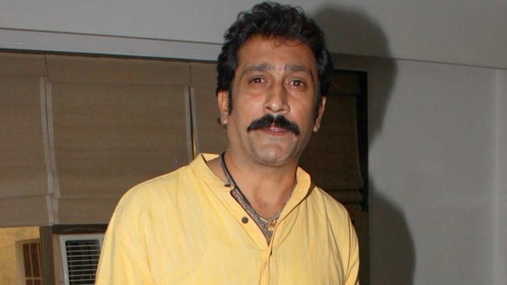 ন্যাশনাল স্কুল অব ড্রামায় মুকেশের সঙ্গে আলাপ হয় ভায়োলেট নাজির। সেখান থেকে প্রেম। আজ তাঁরা দম্পতি।