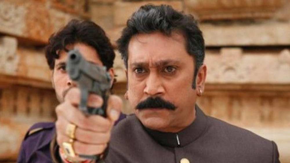 ন্যাশনাল স্কুল অব ড্রামায় থাকতে খাকতেই নাসিরুদ্দিন শাহের কাছ থেকে জরুরি তলব। পরের ফ্লাইট ধরেই পৌঁছতে হবে মুম্বই। শেষে দারোয়ানের কাছ থেকে টাকা ধার করে মুম্বইয়ের উড়ানের টিকিট কাটলেন মুকেশ।