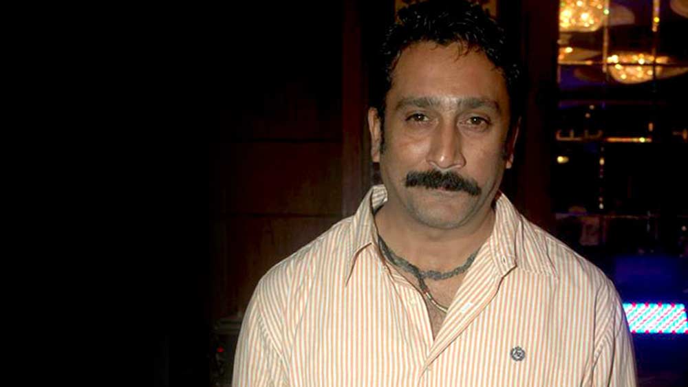 ‘চায়না গেট’-এ তাঁর কাজ প্রশংসিত হলেও এর পর এক বছর মুকেশের কাছে কোনও কাজ আসেনি। তাঁর ঘনিষ্ঠরা তাঁকে বোঝান, জাগিরার ইমেজ থেকে বেরিয়ে নিজের লুক প্রকাশ করতে হবে।