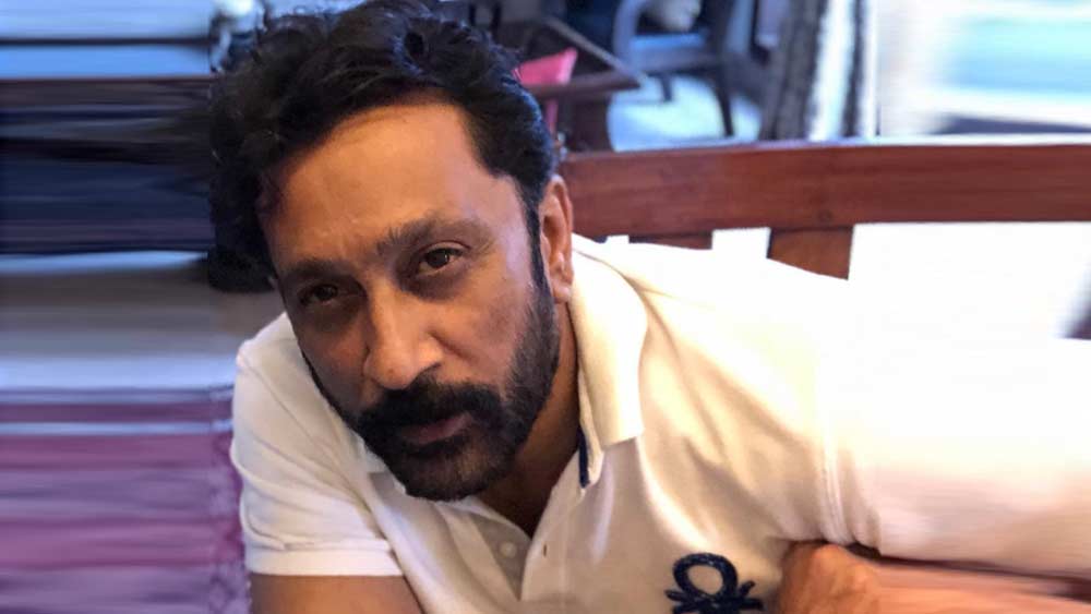 এই সময়ে তাঁর পাশে দাঁড়ান প্রকাশ ঝা। ‘গঙ্গাজল’ ছবিতে বাচ্চা যাদবের ভূমিকায় মুকেশের সুপারহিট পারফরম্যান্স নজর কাড়ে দর্শকদের। এই ছবি থেকেই জানা যায় মুকেশ তিওয়ারির চেহারা কোনও নায়কের থেকে কম আকর্ষণীয় নয়!