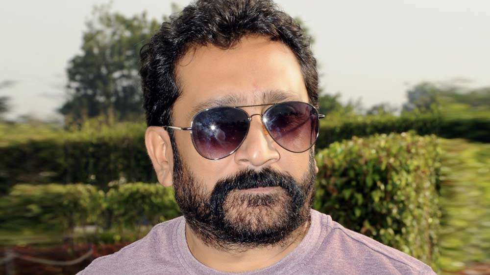 তবে নিজের প্রতিভার তুলনায় মুকেশ এখন অনেকটাই পিছিয়ে পড়েছেন। তিনি নিজে মনে করেন, এখন প্রতিযোগিতা অনেক বেশি। কারণ এখন যোগ্যতার কথা না ভেবে সবাই অভিনেতা হতে চান। ফলে প্রকৃত প্রতিভাবানদের কাছে সুযোগের ঘাটতি দেখা দেয়।