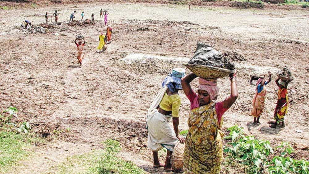 তা হলে করোনা-সঙ্কট, লকডাউনের ধাক্কা কাটানো, অর্থনীতিকে চাঙ্গা করতে কোথায় খরচ করছে মোদী সরকার:
• ক্ষুদ্র খাদ্যপণ্য সংস্থার উন্নতি প্রকল্প ১০,০০০ কোটি টাকা।
• নতুন হাসপাতাল তৈরিকে লাভজনক করতে সাহায্য ৮,১০০ কোটি টাকা।
• একশো দিনের কাজের প্রকল্পে বাড়তি বরাদ্দ ৪০,০০০ কোটি টাকা।

**মোট ২,১৭,০৯৫ কোটি টাকা।

ছবি: পিটিআই, এপি, এএফপি এবং রয়টার্স।