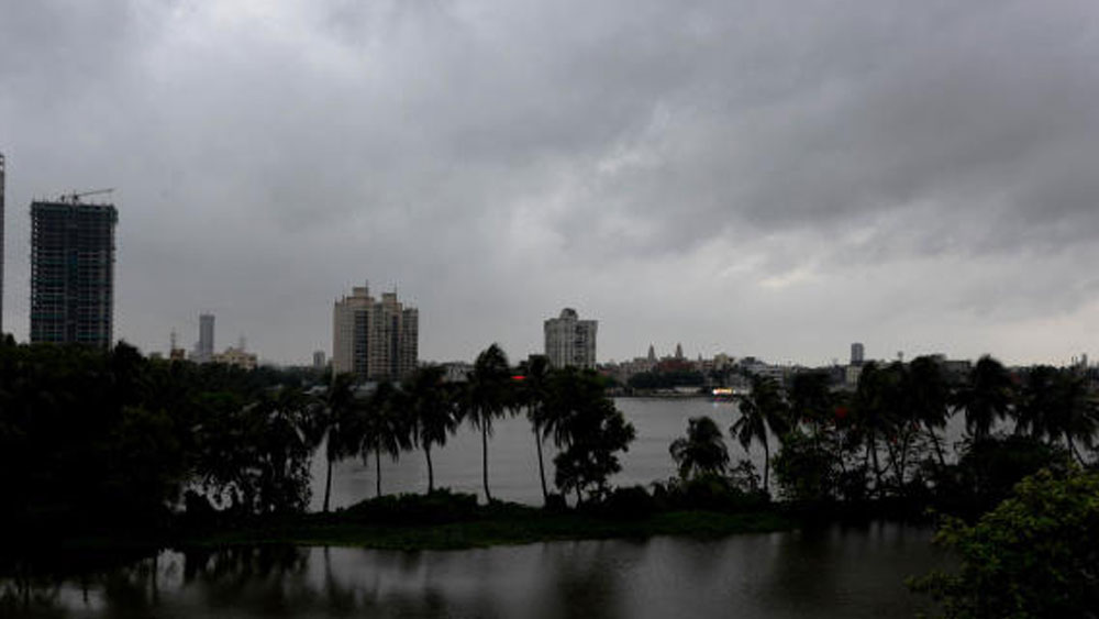 আলিপুর আবহাওয়া দফতর সূত্রে খবর, পশ্চিম-মধ্য বঙ্গোপসাগরের উপরে অবস্থান করছে আমপান। এর অভিমুখ রয়েছে উত্তর দিকে। কয়েক ঘণ্টার মধ্যেই বাঁক নিয়ে তা উত্তর-পূর্ব দিকে এগোতে শুরু করবে।