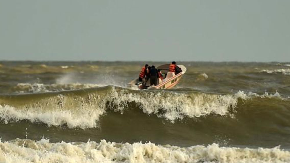 সোমবার সকাল পর্যন্ত দিঘা থেকে ৯৩০ কিলোমিটার এবং বাংলাদেশের খেপুপাড়া থাকে ১০৫০ কিলোমিটার দূরে রয়েছে আমপান।