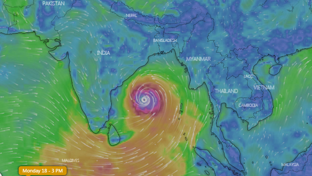 আবহবিজ্ঞানীরা জানিয়েছেন, সমুদ্রে জলতলের উষ্ণতা ২৬.৫ ডিগ্রি সেলসিয়াসের বেশি হলেই তা ঘূর্ণিঝড় তৈরিতে সাহায্য করে। বঙ্গোপসাগরের জলের উষ্ণতা তার থেকে বেশ কিছুটা বেশি হওয়ায় আমপানের শক্তি দ্রুত বেড়েছে।