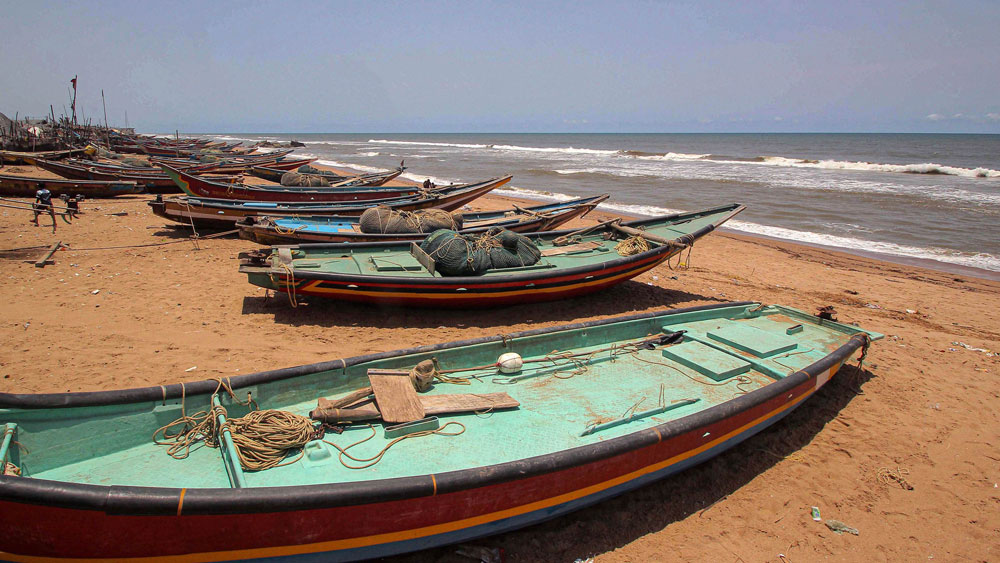 আবহাওয়া দফতর জানিয়েছে, উপকূলে ঝোড়ো হাওয়া-সহ বৃষ্টি শুরু হতে পারে মঙ্গলবারেই। বুধবার গাঙ্গেয় বঙ্গের প্রায় সর্বত্র বৃষ্টি হবে। কোনও কোনও এলাকায় ভারী বৃষ্টি, কোথাও কোথাও অতি ভারী বৃষ্টি হতে পারে। তাই মৎস্যজীবীদের সাগরে যেতে নিষেধ করা হয়েছে। ছবি: পিটিআই।