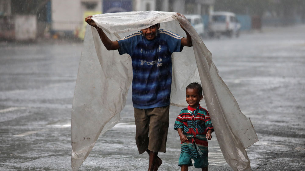 আমপান-এর প্রভাবে পশ্চিমবঙ্গ, ওড়িশা, অসম, সিকিম এবং মেঘালয়ে আগামী ২১ মে পর্যন্ত ভারী বৃষ্টির সতর্কতা জারি করেছে মৌসম ভবন।