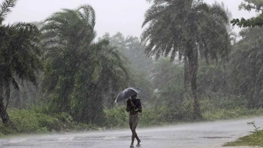 ভূভাগে প্রবেশ করার পরে মহা ঘূর্ণিঝড়ের কেন্দ্র বা আই অব স্টর্ম ছিল পারাদ্বীপ। দুর্যোগের জেরে এতটাই ছিল বাতাসের তীব্রতা, যে হাওয়া অফিসের বাতাসের গতিবেগ মাপার যন্ত্র অ্যানিমোমিটার শেষ অবধি একটা মুহূর্তে গতিবেগ মাপতে ব্যর্থ হয়েছিল।