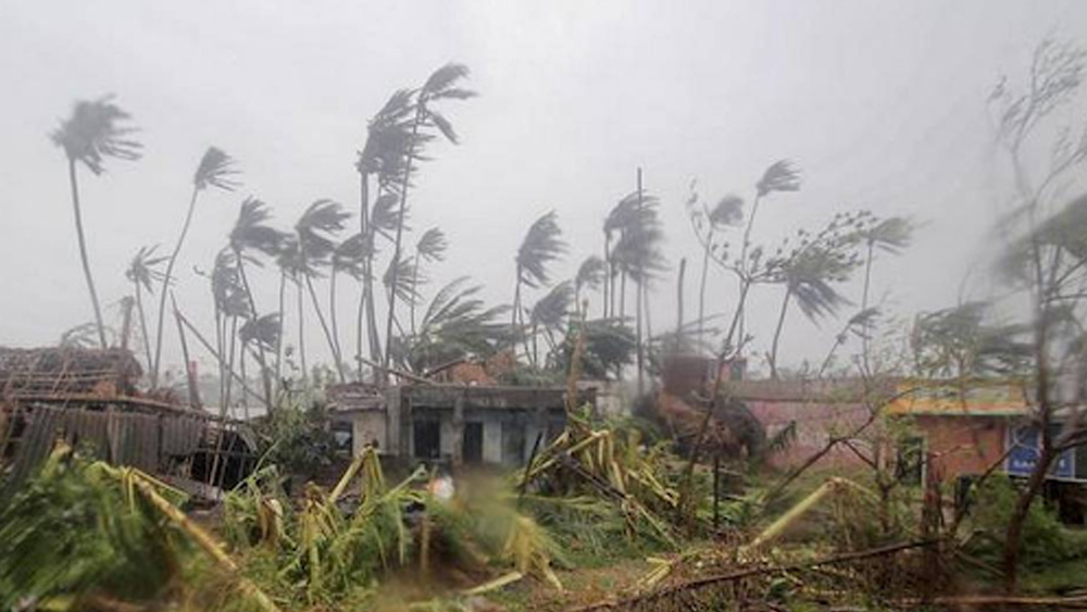 আবহবিদদের পূর্বাভাস, বুধবার সন্ধ্যায় দিঘা ও বাংলাদেশের হাতিয়া দ্বীপের মধ্যবর্তী কোনও জায়গা দিয়ে এই ঘূর্ণিঝড় স্থলভাগে ঢুকতে পারে। সে সময় তার যে ভয়াল রূপ ধারণ করার কথা, আবহাওয়া বিজ্ঞানের পরিভাষায় তাকে বলা হয় ‘‘এক্সট্রিমলি সিভিয়ার সাইক্লোন’ বা মারাত্মক ঘূর্ণিঝড়।   (ফাইল চিত্র)