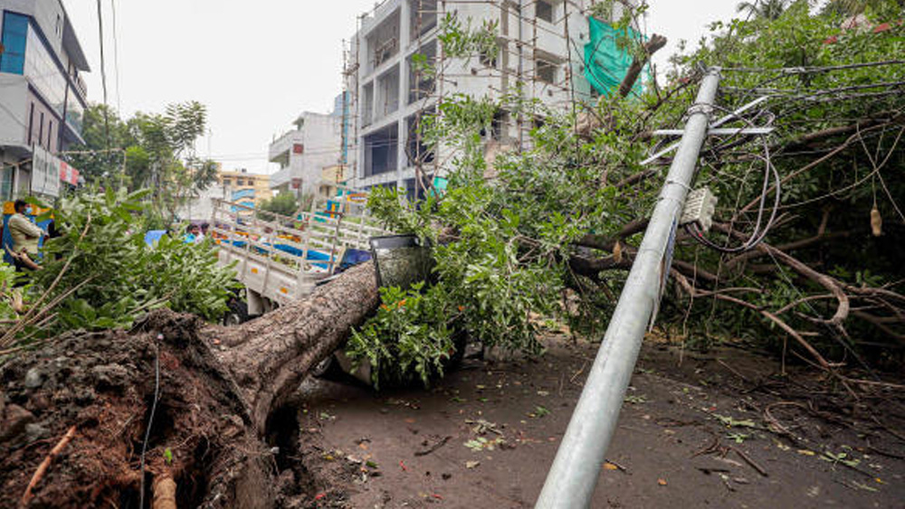 হাওয়া অফিসের আশঙ্কা, মহা ঘূর্ণিঝড়ে সব চেয়ে ক্ষতি হতে পারে দক্ষিণ ও উত্তর ২৪ পরগনা এবং পূর্ব মেদিনীপুর জেলার।  দেশ জুড়ে চতুর্থ দফার লকডাউনের মধ্যেই ঘূর্ণিঝড়ের প্রকোপ থেকে বাঁচতে কী কী সতর্কতা নেবেন? দেখে নিন। রাজ্য সরকার এই মর্মে জারি করেছে একগুচ্ছ নির্দেশিকা। ঘূর্ণিঝড়ের ক্ষেত্রে হেল্পলাইন নম্বর ১০৭০।   (ফাইল চিত্র)