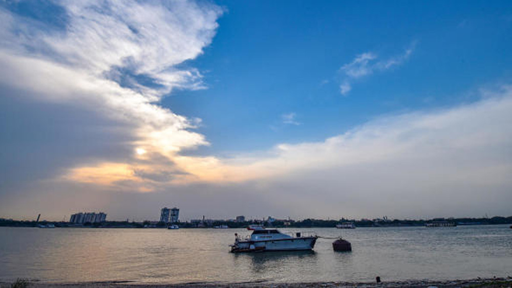 রেডিয়ো, টিভি ও সংবাদপত্রে আবহাওয়ার সাম্প্রতিক খবরের দিকে নজর রাখুন। তবে সঠিক তথ্যের জন্য প্রতিষ্ঠিত সংবাদমাধ্যমের উপরেই নির্ভর করুন। গুজব উপেক্ষা করে শান্ত থাকুন। আতঙ্কিত না হয়ে সতর্কতা মেনে চলুন।  (ফাইল চিত্র)