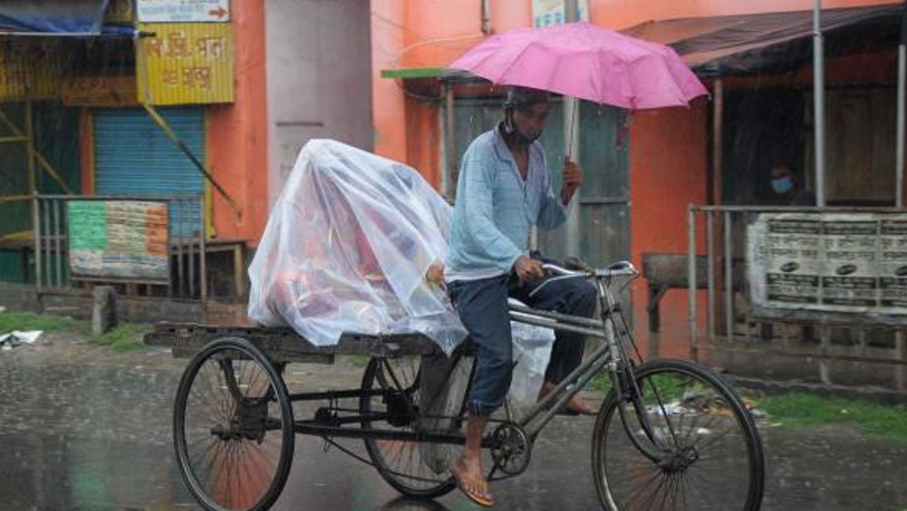 কেন্দ্রীয় আবহাওয়া বিভাগের ডেপুটি ডিরেক্টর জেনারেল (পূর্বাঞ্চল) সঞ্জীব বন্দ্যোপাধ্যায় জানিয়েছেন মঙ্গলবার থেকেই গাঙ্গেয় বঙ্গে বৃষ্টি শুরু হতে পারে। বিকেলের পরে উপকূলে ঝোড়ো হাওয়া বইবে। বুধবার সকাল থেকে ঝোড়ো হাওয়া বইবে কলকাতা-সহ উপকূলবর্তী জেলায়।   (ফাইল চিত্র)