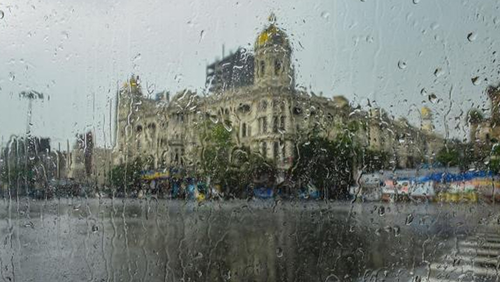 বুধবার বিকেলের পর থেকে কলকাতা-সহ উপকূলের জেলাগুলিতে ঘণ্টায় ১১০-১২০ কিলোমিটার বেগে ঝড় এবং অতিভারী বৃষ্টির আশঙ্কা আছে। ভারী বৃষ্টি হবে দক্ষিণবঙ্গের প্রায় সব জেলাতেই। উপকূলে তিন থেকে ছয় মিটার জলোচ্ছ্বাস হতে পারে। ফলে সময় থাকতেই সঙ্গে থাকা জরুরি নথিপত্র ও মূল্যবান জিনিসপত্র সুরক্ষিত করুন। এমন ভাবে রাখুন, যাতে জলে ভিজে সেগুলি নষ্ট না হয়ে যায়।  (ফাইল চিত্র)