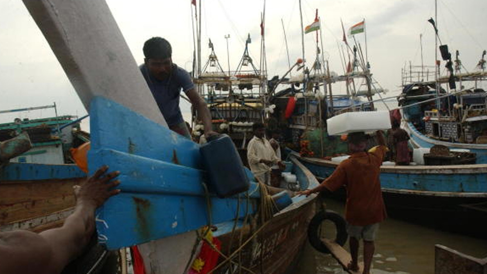 বিশেষ সতর্কতা নিতে হবে মৎস্যজীবীদের। তাঁদের সমুদ্রে যেতে নিষেধ করা হয়েছে। নিরাপদ স্থানে বেঁধে রাখতে হবে তাঁদের নৌকাও।    (ফাইল চিত্র)