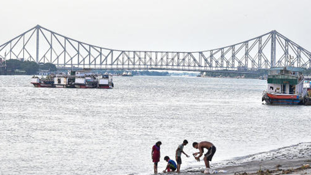 এই পদক্ষেপগুলি করতে হবে ঘূর্ণিঝড়ের আগেই। কিন্তু ঝড়ের সময় বা তার পরে, কী কী করতে হবে, সে বিষয়েও নির্দেশিকা জারি করা হয়েছে রাজ্য সরকারের তরফে। যদি ঝড়ের সময় বাড়িতে থাকেন, সবার আগে বিদ্যুৎ ও রান্নার গ্যাসের সংযোগ বিচ্ছিন্ন করুন।   (ফাইল চিত্র)