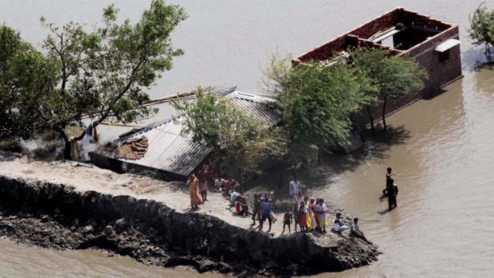 বাড়ির সব দরজা, জানালা বন্ধ রাখুন। খড়ের ঘর, কাঁচা বাড়ি বা জীর্ণ ও বিপজ্জনক পাকা বাড়িতে থাকবেন না । যদি আপনার বাড়ি সুরক্ষিত না হয়, আগেই ঘূর্ণিঝড় আশ্রয়কেন্দ্র বা নিকটবর্তী পাকা বাড়িতে আশ্রয় নিন। প্রাণহানি ঠেকাতে কলকাতার সব থানাকে নিজের এলাকার জরাজীর্ণ বাড়ির তালিকা তৈরি করতে বলেছে লালবাজার। রাজ্যের সব চিড়িয়াখানাকে প্রস্তুত থাকতে বলেছেন রাজ্যের জ়ু অথরিটি।   (ফাইল চিত্র)