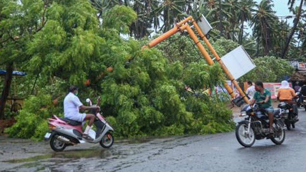 ঘূর্ণিঝড়ের সময় যদি কোনওভাবে বাড়ির বাইরে থাকেন, ক্ষতিগ্রস্ত ঘরবাড়িতে আশ্রয় নেবেন না। বিপদ বুঝে যত দ্রুত সম্ভব নিরাপদ আশ্রয় বা পাকা বাড়ি খুঁজে নিন। সেইসঙ্গে ভেঙে পড়া বৈদ্যুতিক স্তম্ভ, তার এবং ধারালো জিনিসের ব্যাপারে সতর্ক থাকুন।    (ফাইল চিত্র)