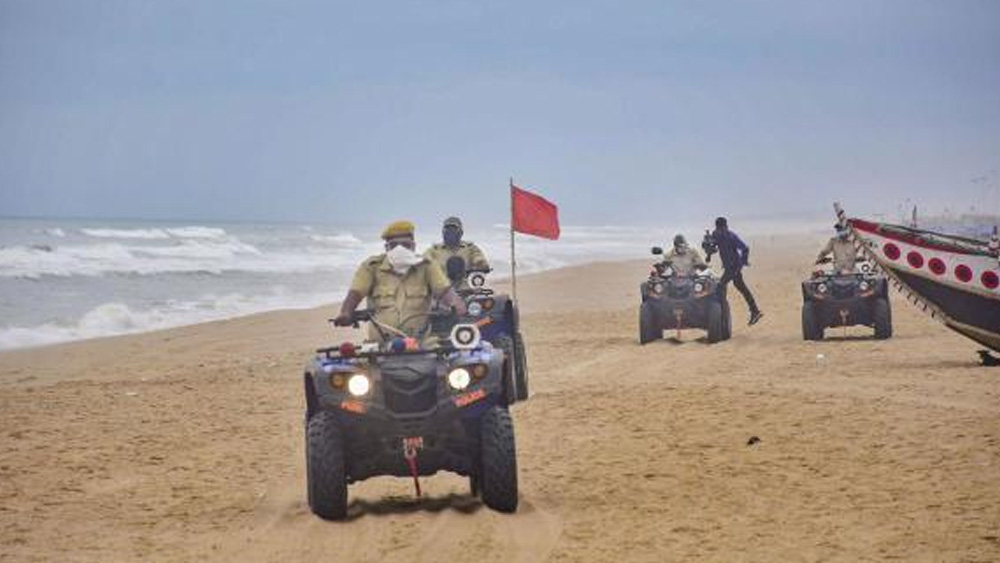 কেন্দ্র ও রাজ্য, দুই প্রশাসনকেই উদ্বেগে ফেলেছে আমপান। জাতীয় বিপর্যয় মোকাবিলা বাহিনীর ডিজি এসএন প্রধান জানান, ওড়িশা ও পশ্চিমবঙ্গের জন্য মোট ৩৭টি বিপর্যয় মোকাবিলা দলকে তৈরি থাকতে বলা হয়েছে। উপকূল এলাকার বাসিন্দাদের নিরাপদ স্থানে সরানোর সময় করোনা সংক্রমণের আশঙ্কায় পারস্পরিক দূরত্ব বজায় রাখার নির্দেশ দিয়েছে স্বাস্থ্য মন্ত্রক।    (ফাইল চিত্র)