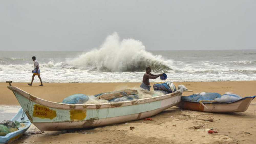 মুখ্যমন্ত্রী মমতা বন্দ্যোপাধ্যায় জানিয়েছেন, ২৪ ঘণ্টা কাজ করতে বলা হয়েছে জেলাশাসকদের। পাশাপাশি, এনডিআরএফ, এসডিআরএফের দল প্রস্তুত আছে। নবান্নেও দিনরাত উপস্থিত থাকবেন প্রশাসনিক কর্তারা। দুই ২৪ পরগনা, পূর্ব মেদিনীপুর জেলা প্রশাসনকে বিশেষ ভাবে সতর্ক করে দেওয়া হয়েছে। সুন্দরবনে ঝড়ের বিপদ সামাল দেওয়ার পরিকল্পনা ও প্রস্তুতির বিষয়ে পদস্থ অফিসারদের সঙ্গে বৈঠক করেন বনমন্ত্রী রাজীব বন্দ্যোপাধ্যায়।   (ফাইল চিত্র)