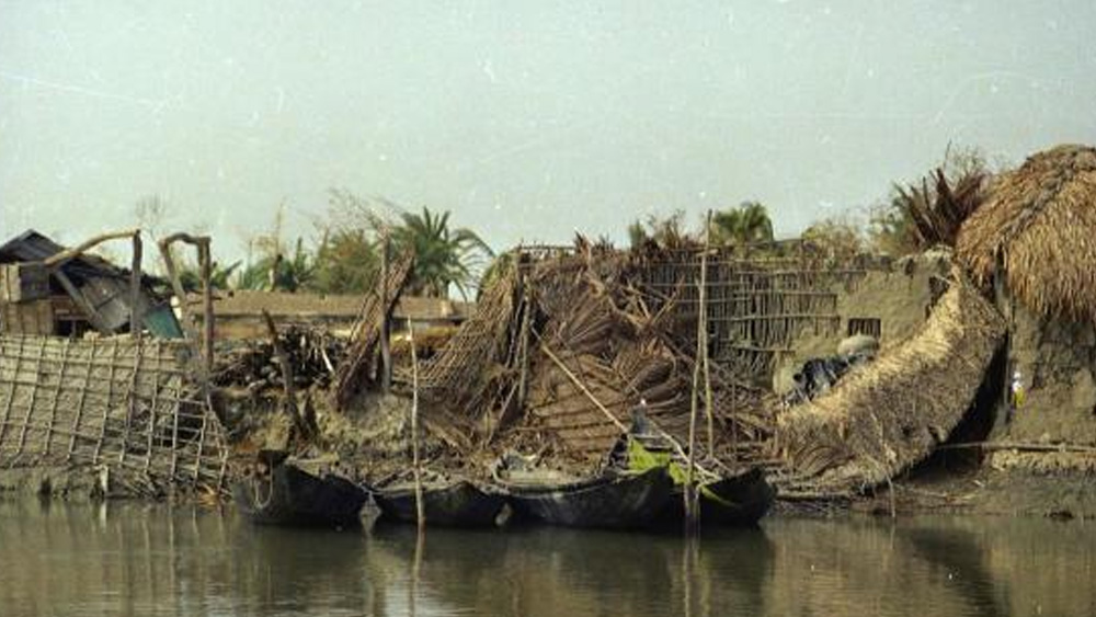 সুন্দরবনে নদীর কাছ থেকে বাসিন্দাদের সরিয়ে দিচ্ছেন বনকর্মীরা। ঝড়ের পরে ত্রাণকাজে নামবে বন দফতর। প্রতিটি বিট ও রেঞ্জ অফিসে চার দিনের রেশন মজুত রাখা হয়েছে। ঝড়ের আগে জলযানের বদলে ক্যাম্প অফিসে থাকতে বলা হয়েছে কর্মীদের।    (ফাইল চিত্র)