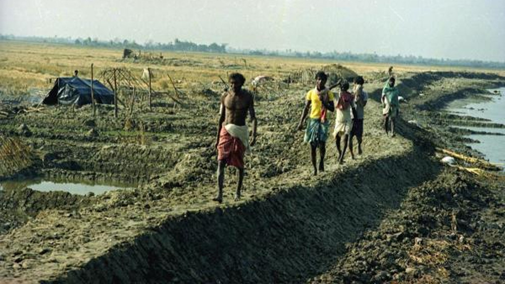 উত্তর ও দক্ষিণ ২৪ পরগনায় বিভিন্ন বন্যাত্রাণ কেন্দ্র ও স্কুলভবনে শিবিরের ব্যবস্থা করা হয়েছে। অনেক জায়গা থেকেই বাসিন্দাদের নিরাপদ আশ্রয়ে সরিয়ে নিয়ে আসার প্রক্রিয়া শুরু হয়েছে। দুই জেলাতেই বিভিন্ন জায়গায় দুর্বল নদীবাঁধ সারানো হচ্ছে।   (ফাইল চিত্র)