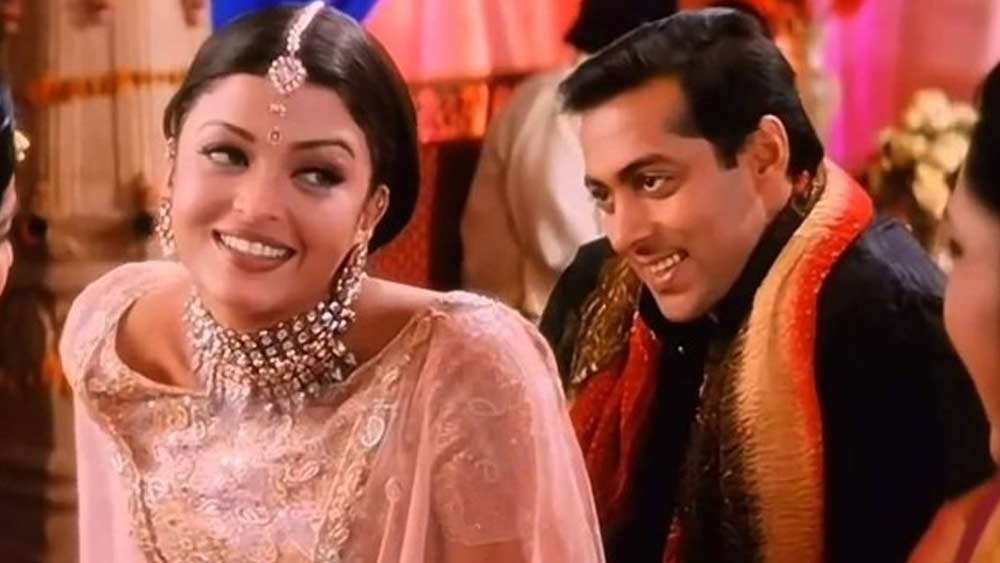 তাঁদের প্রেমটা শুরু হয়েছিল সঞ্জয় লীলা ভন্সালি পরিচালিত ‘হাম দিল দে চুকে সনম’-এর সেটে। সে সময় ঐশ্বর্যা ইন্ডাস্ট্রিতে প্রায় নতুন। খেতাব জিতেছেন ঠিকই, কিন্তু বলিউডে সে ভাবে জমি পাননি। অন্য দিকে, সলমন বেশ প্রতিষ্ঠিত। ‘ঠান্ডা হাওয়া কি ঝোঁকা'র ডাক অগ্রাহ্য করতে পারেননি নন্দিনী।