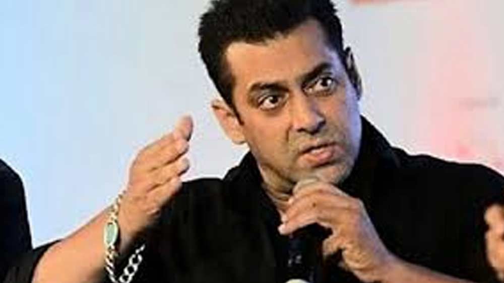 সলমন নাকি গায়ে হাত তুলেছিলেন তাঁর। প্রথমে স্বীকার না করলেও পরবর্তীতে সে কথা মেনে নিয়েছিলেন মিস ওয়ার্ল্ড। তিনি বলেছিলেন, এক বার নয়, বহু বার তাঁকে শারীরিক নির্যাতনের শিকার হতে হয়েছেন সলমনের কাছে। যদিও ভাইজান কখনওই এই অভিযোগ মানেননি। তাঁর কথায়, “আমি ইমোশানাল, নিজেকে বহুবার আঘাত করেছি। কিন্তু সুভাষ ঘাই ছাড়া জীবনে কখনও কারও গায়ে হাত তুলিনি।“