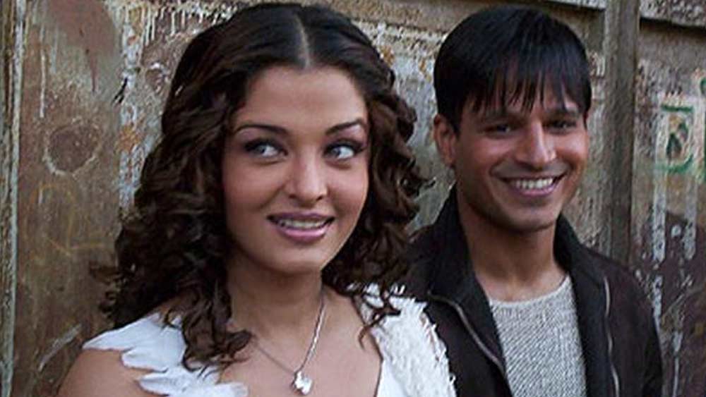 “আত্মসম্মান ভূলুণ্ঠিত হচ্ছিল”, এই বলেই অবশেষে সম্পর্ক থেকে সরে আসেন ঐশ্বর্যা। কিন্তু ব্রেকআপ পরবর্তী ট্রমা থেকে কিছুতেই বেরতে পারছিলেন না সলমন। সলমনের পর বিবেক ওবেরয়ের সঙ্গে সম্পর্কে জড়ালেও তাঁকে হুমকি দিয়েছিলেন সল্লু ভাই, এমনটাই শোনা যায় বলি পাড়ায় কান পাতলে।